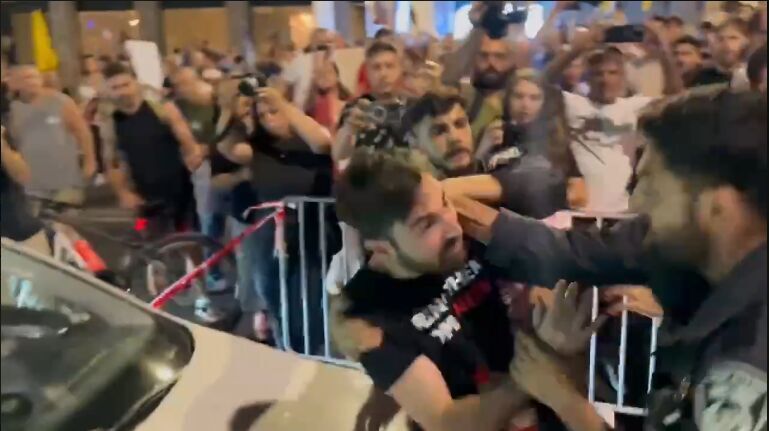 حمله پلیس رژیم صهیونیستی به تظاهرات کنندگان در قدس اشغالی + عکس حمله پلیس رژیم صهیونیستی به تظاهرات کنندگان در قدس اشغالی + عکس