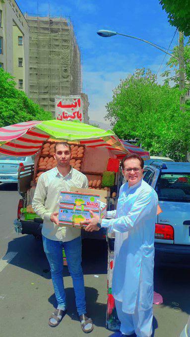 سفیر پاکستان برای خرید انبه پاکستانی به خیابانهای تهران رفت + عکس سفیر پاکستان برای خرید انبه پاکستانی به خیابانهای تهران رفت + عکس