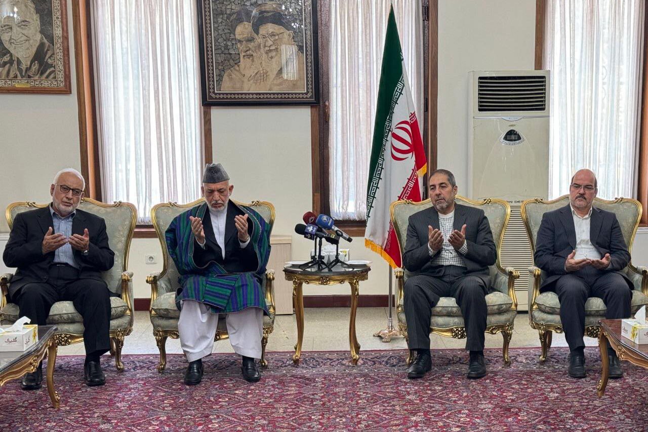 حامد کرزی با حضور در سفارت ایران دفتر یادبود شهید رئیسی را امضا کرد حامد کرزی با حضور در سفارت ایران دفتر یادبود شهید رئیسی را امضا کرد