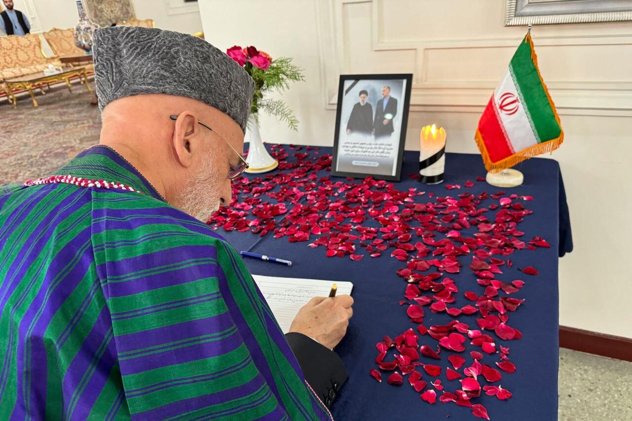 حامد کرزی با حضور در سفارت ایران دفتر یادبود شهید رئیسی را امضا کرد حامد کرزی با حضور در سفارت ایران دفتر یادبود شهید رئیسی را امضا کرد