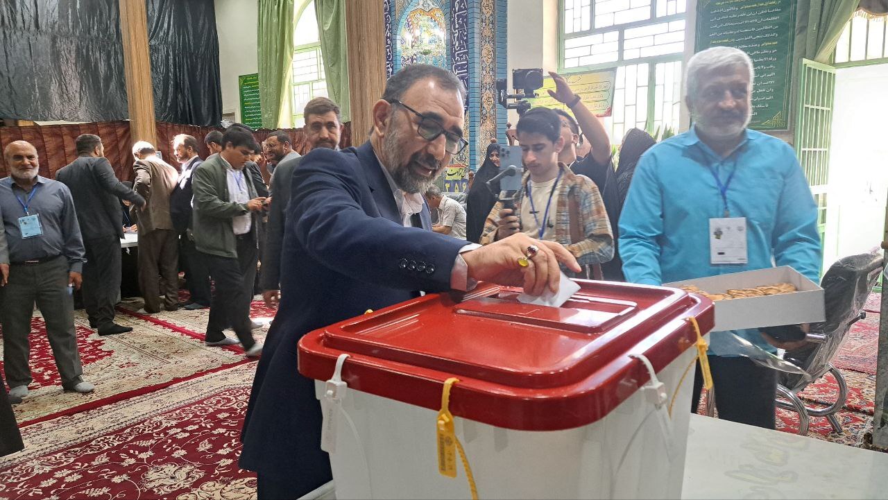 گزارش لحظه به لحظه دور دوم چهاردهمین دوره انتخابات ریاست جمهوری در مشهد (۱۵ تیر ۱۴۰۳) + عکس و فیلم