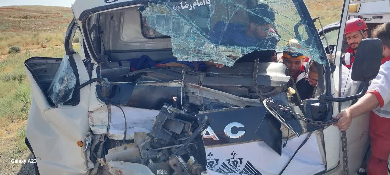 نجات راننده مصدوم از میان آهن پارههای یک تصادف در نزدیکی مشهد نجات راننده مصدوم از میان آهن پارههای یک تصادف در نزدیکی مشهد