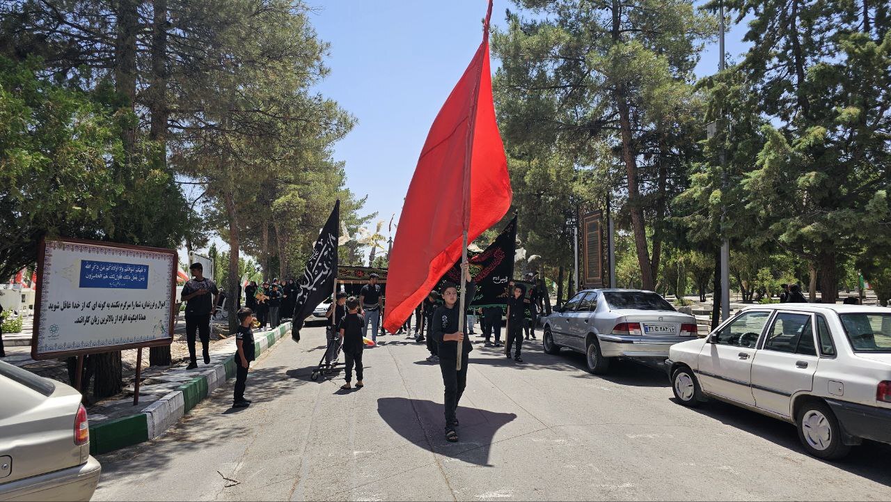 عزاداری ظهر تاسوعا در آرامستان بهشت رضا(ع) مشهد + تصاویر