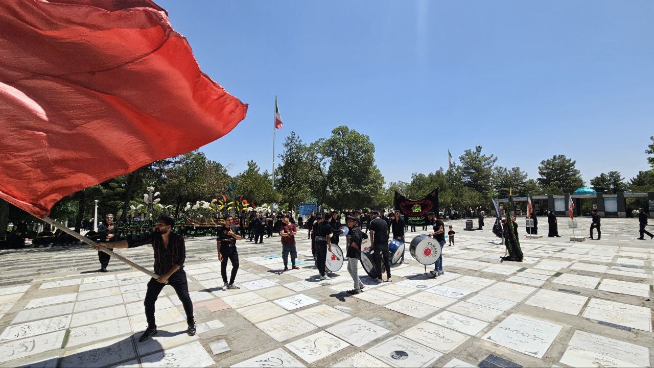 عزاداری ظهر تاسوعا در آرامستان بهشت رضا(ع) مشهد + تصاویر