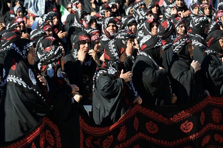 چایینه خوانی؛ یک رسم کاملا زنانه برای عزاداری امام حسین(ع) چایینه خوانی؛ یک رسم کاملا زنانه برای عزاداری امام حسین(ع)