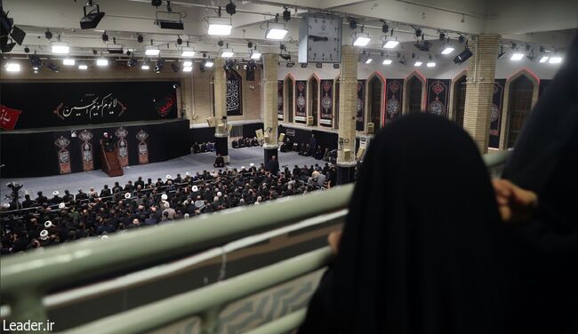 مراسم عزاداری شب عاشورا با حضور رهبر معظم انقلاب برگزار شد+تصاویر