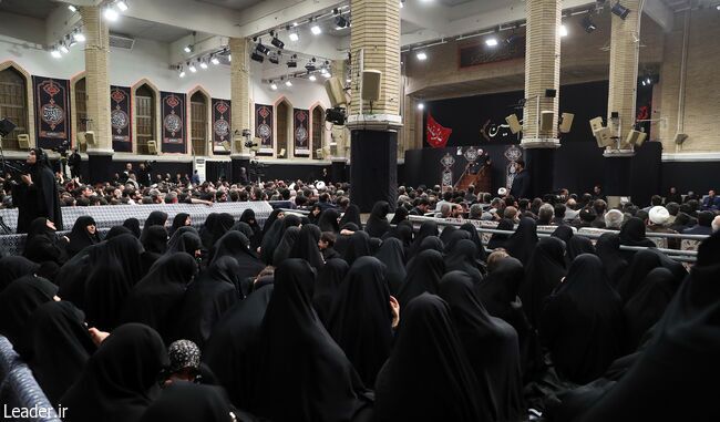 مراسم عزاداری شب عاشورا با حضور رهبر معظم انقلاب برگزار شد+تصاویر
