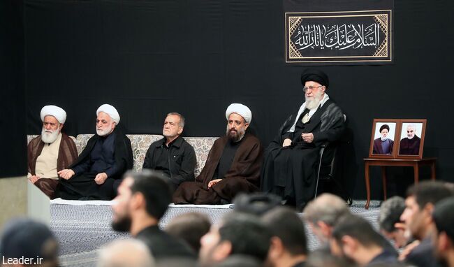مراسم عزاداری شام غریبان در حسینیه امام خمینی(ره) با حضور رهبر معظم انقلاب + فیلم و تصاویر