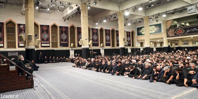 مراسم عزاداری شام غریبان در حسینیه امام خمینی(ره) با حضور رهبر معظم انقلاب + فیلم و تصاویر