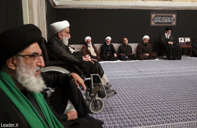 مراسم عزاداری شام غریبان در حسینیه امام خمینی(ره) با حضور رهبر معظم انقلاب + فیلم و تصاویر