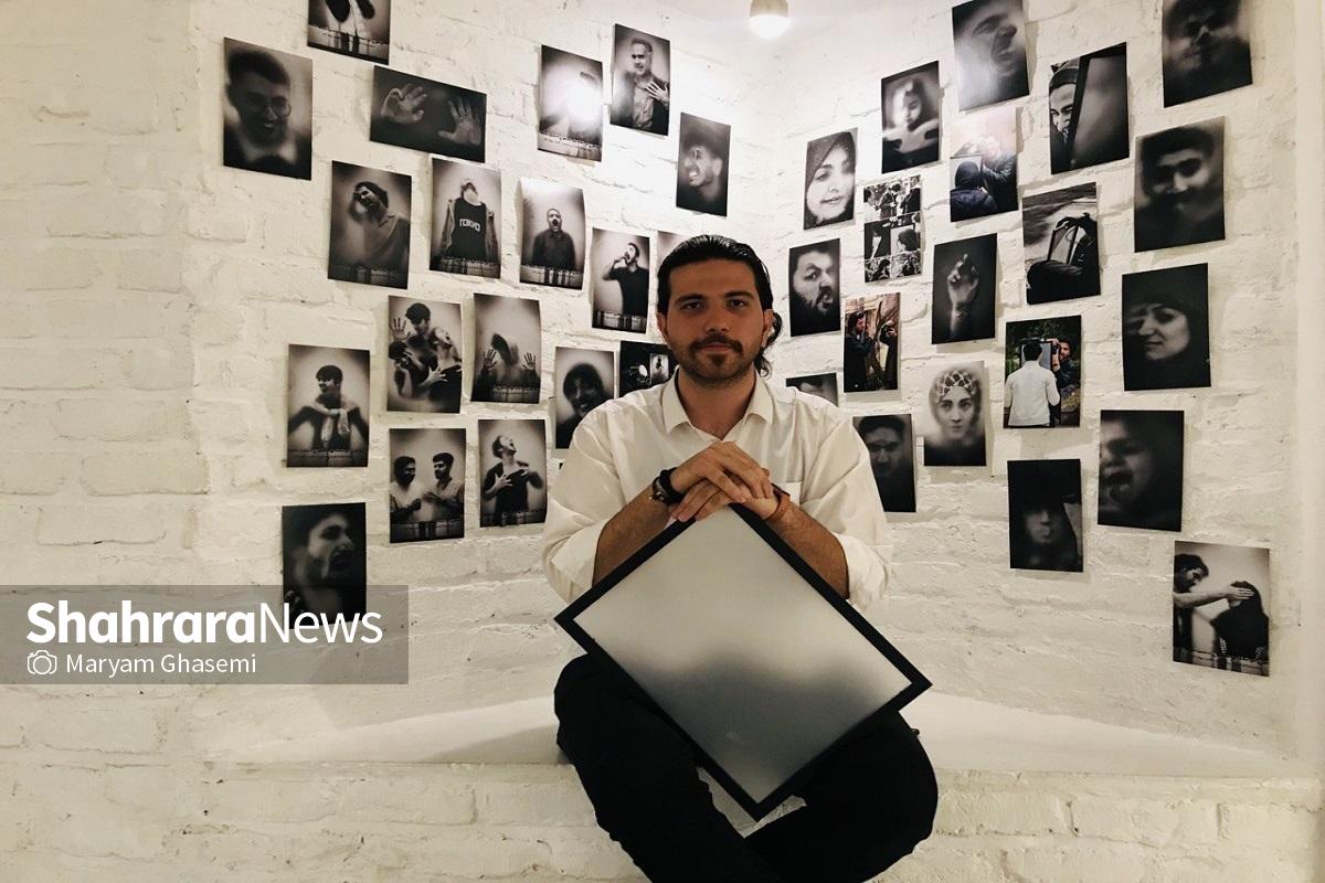 نگاهی به  نمایشگاه «وضوح ناقص» در نگارخانه آسمان مشهد  | داستان آدم‌هایی که خودشان را به یک شیشه نازک مات نزدیک می‌کنند