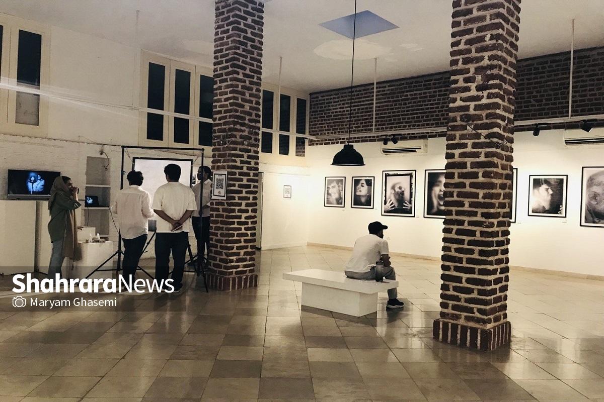 نگاهی به  نمایشگاه «وضوح ناقص» در نگارخانه آسمان مشهد  | داستان آدم‌هایی که خودشان را به یک شیشه نازک مات نزدیک می‌کنند