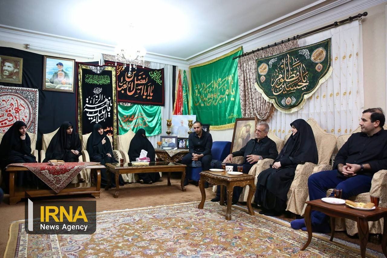 دیدار پزشکیان با خانواده سردار شهید سلیمانی | رئیس جمهور منتخب: راه شهید سلیمانی، راه وحدت و همدلی بود دیدار پزشکیان با خانواده سردار شهید سلیمانی | رئیس جمهور منتخب: راه شهید سلیمانی، راه وحدت و همدلی بود