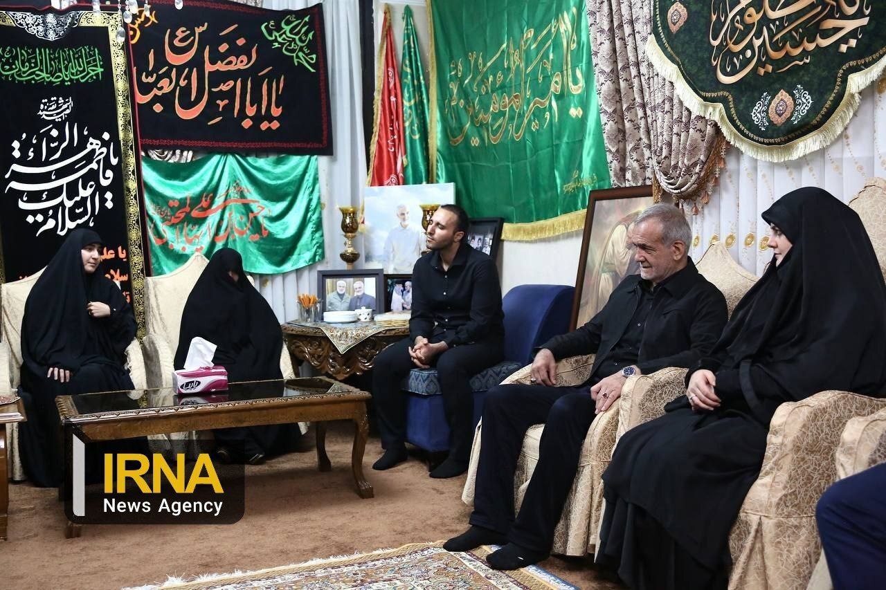 دیدار پزشکیان با خانواده سردار شهید سلیمانی | رئیس جمهور منتخب: راه شهید سلیمانی، راه وحدت و همدلی بود دیدار پزشکیان با خانواده سردار شهید سلیمانی | رئیس جمهور منتخب: راه شهید سلیمانی، راه وحدت و همدلی بود
