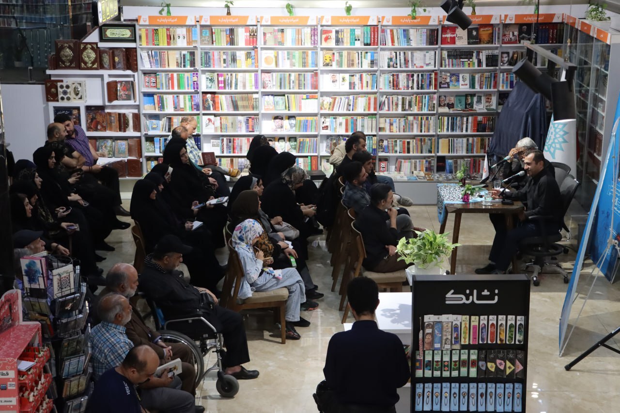 رمان «ده تن»، برگزیده جایزه داستان ملی، در مشهد رونمایی شد رمان «ده تن»، برگزیده جایزه داستان ملی، در مشهد رونمایی شد