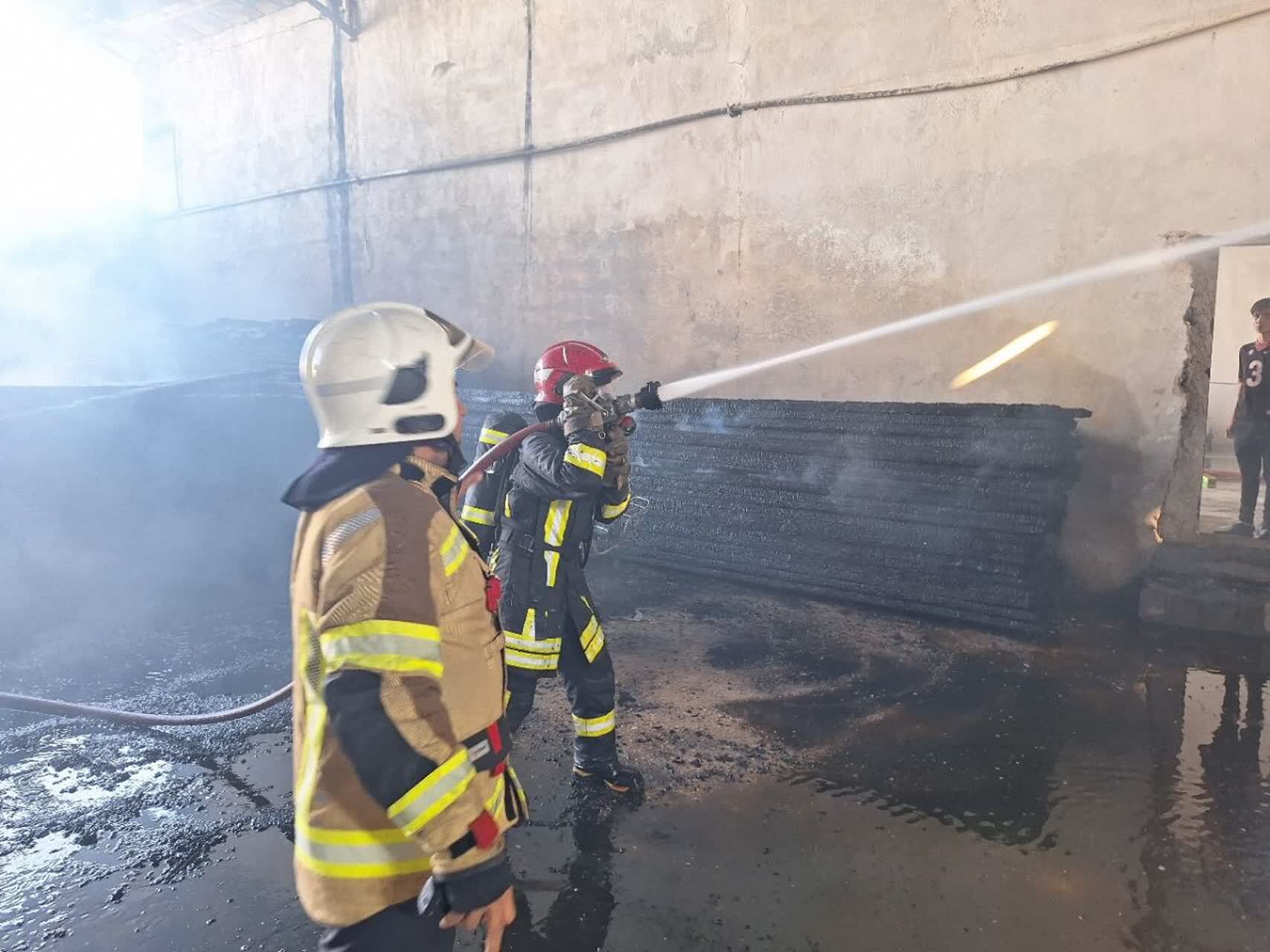 حریق گسترده دو کارگاه مبل سازی در حاشیه شهر مشهد قربانی بر جای گذاشت (۶ تیر ۱۴۰۳) حریق گسترده دو کارگاه مبل سازی در حاشیه شهر مشهد قربانی بر جای گذاشت (۶ تیر ۱۴۰۳)