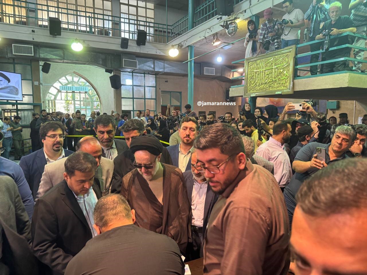 گزارش لحظهبهلحظه از چهاردهمین دوره انتخابات ریاستجمهوری در کشور (۸ تیر ۱۴۰۳) + فیلم و عکس گزارش لحظهبهلحظه از چهاردهمین دوره انتخابات ریاستجمهوری در کشور (۸ تیر ۱۴۰۳) + فیلم و عکس