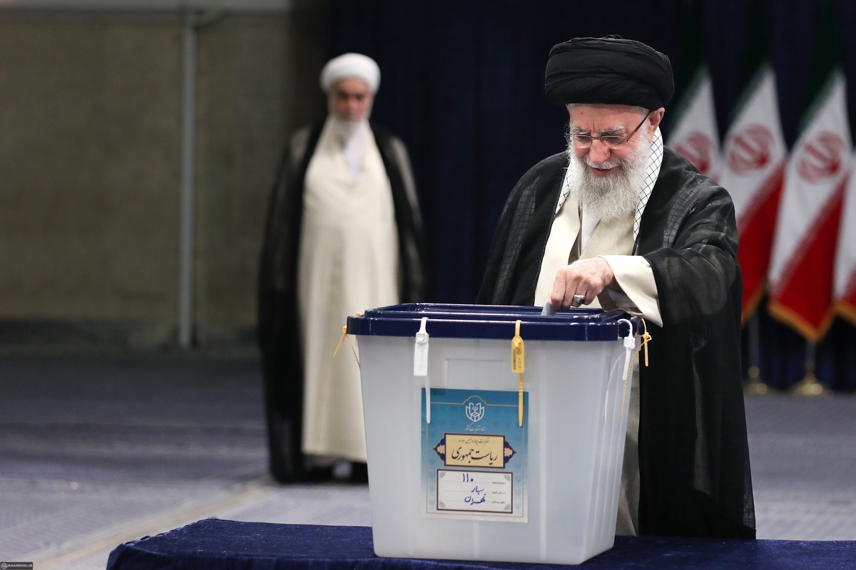 رهبر معظم انقلاب اسلامی رأی خود را به صندوق انداختند | آیت‌الله خامنه‌ای: آبروی جمهوری اسلامی در دنیا متوقف به حضور مردم است، مردم در رأی‌دادن تردید نکنند + فیلم