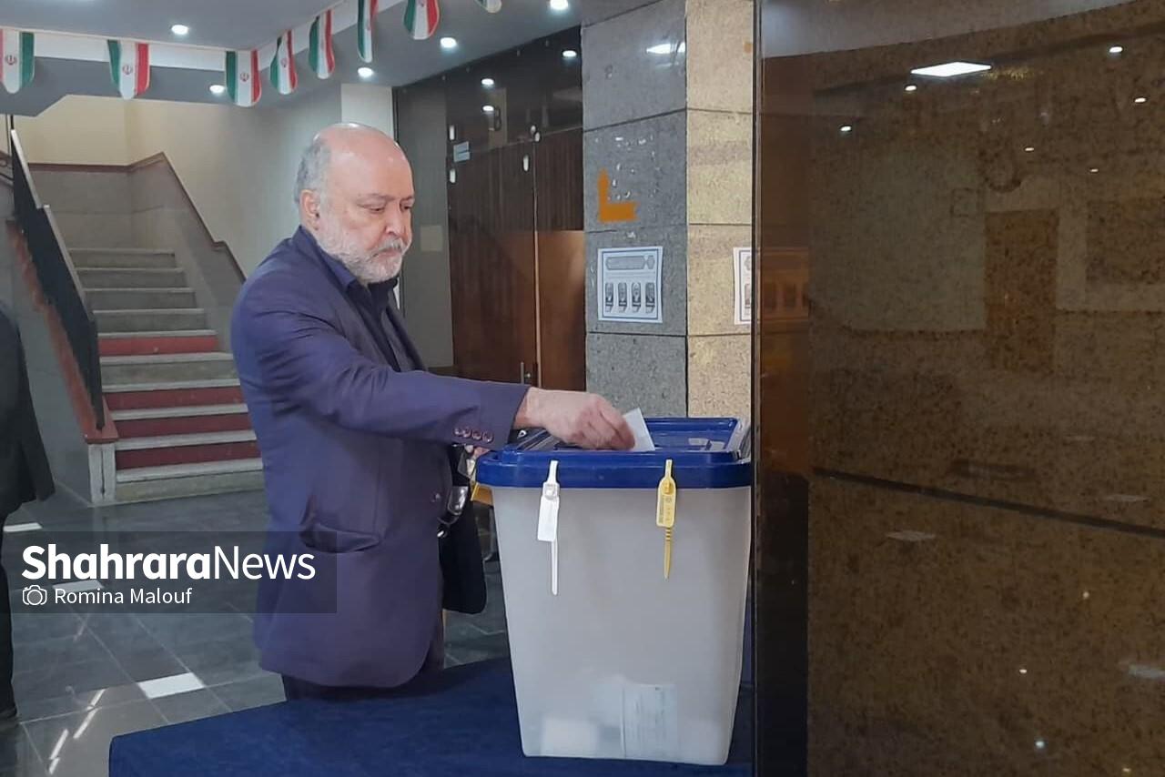 اهالی فرهنگ و هنر مشهد؛ پای صندوق رأی در مجتمع امامرضا(ع) (۸ تیر ۱۴۰۳) اهالی فرهنگ و هنر مشهد؛ پای صندوق رأی در مجتمع امامرضا(ع) (۸ تیر ۱۴۰۳)