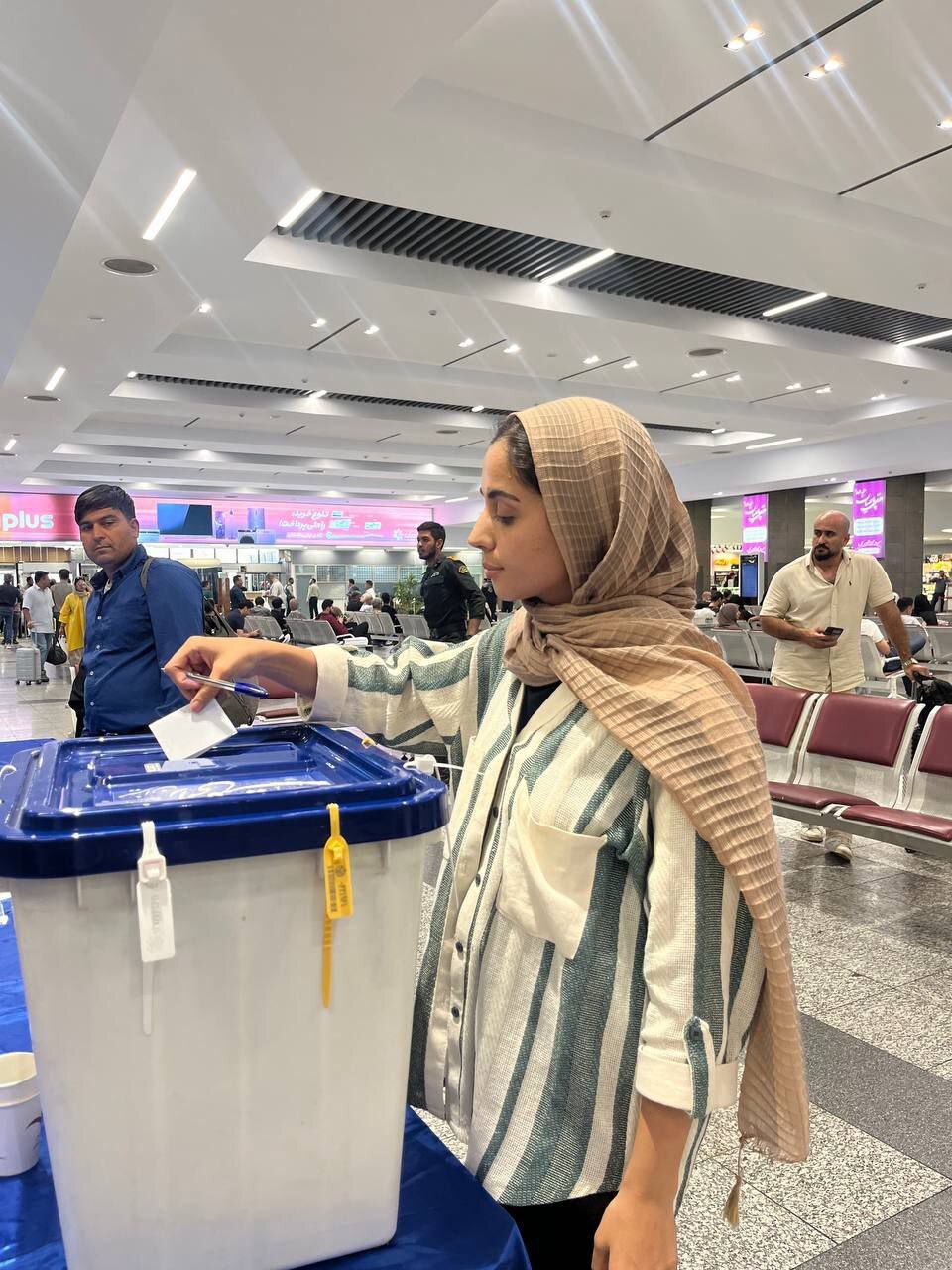 حضور گسترده معلولان پای صندوقهای رای (۸ تیر ۱۴۰۳) + عکس حضور گسترده معلولان پای صندوقهای رای (۸ تیر ۱۴۰۳) + عکس