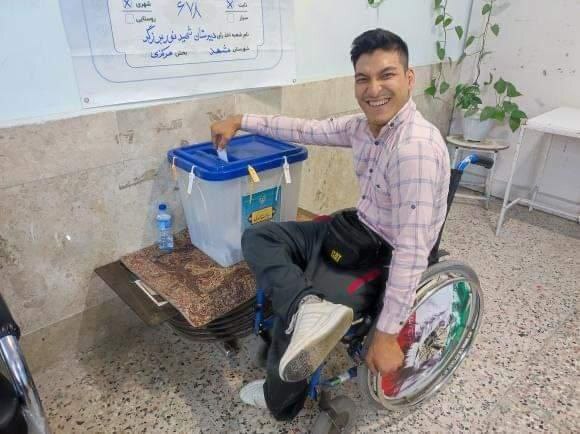 حضور گسترده معلولان پای صندوقهای رای (۸ تیر ۱۴۰۳) + عکس حضور گسترده معلولان پای صندوقهای رای (۸ تیر ۱۴۰۳) + عکس