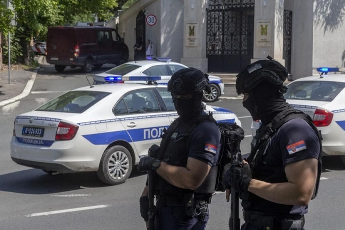حمله به سفارت رژیم صهیونیستی در صربستان | یک افسر پلیس زخمی و مهاجم کشته شد