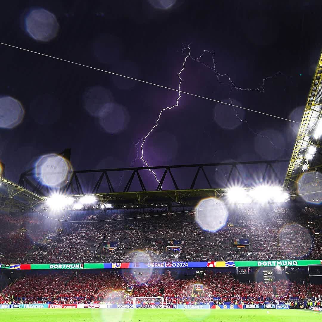 توقف بازی آلمان و دانمارک در یورو ۲۰۲۴ به دلیل رعد و برق و بارش شدید باران + عکس توقف بازی آلمان و دانمارک در یورو ۲۰۲۴ به دلیل رعد و برق و بارش شدید باران + عکس