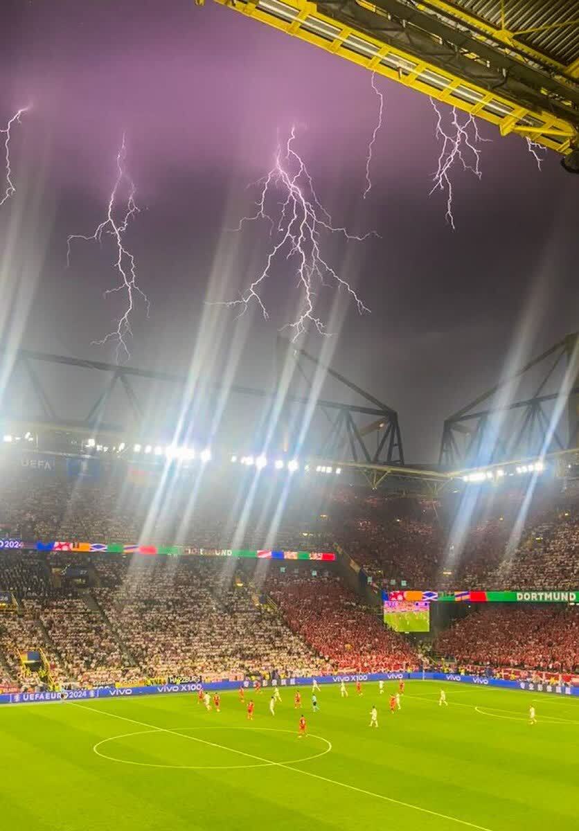 توقف بازی آلمان و دانمارک در یورو ۲۰۲۴ به دلیل رعد و برق و بارش شدید باران + عکس توقف بازی آلمان و دانمارک در یورو ۲۰۲۴ به دلیل رعد و برق و بارش شدید باران + عکس