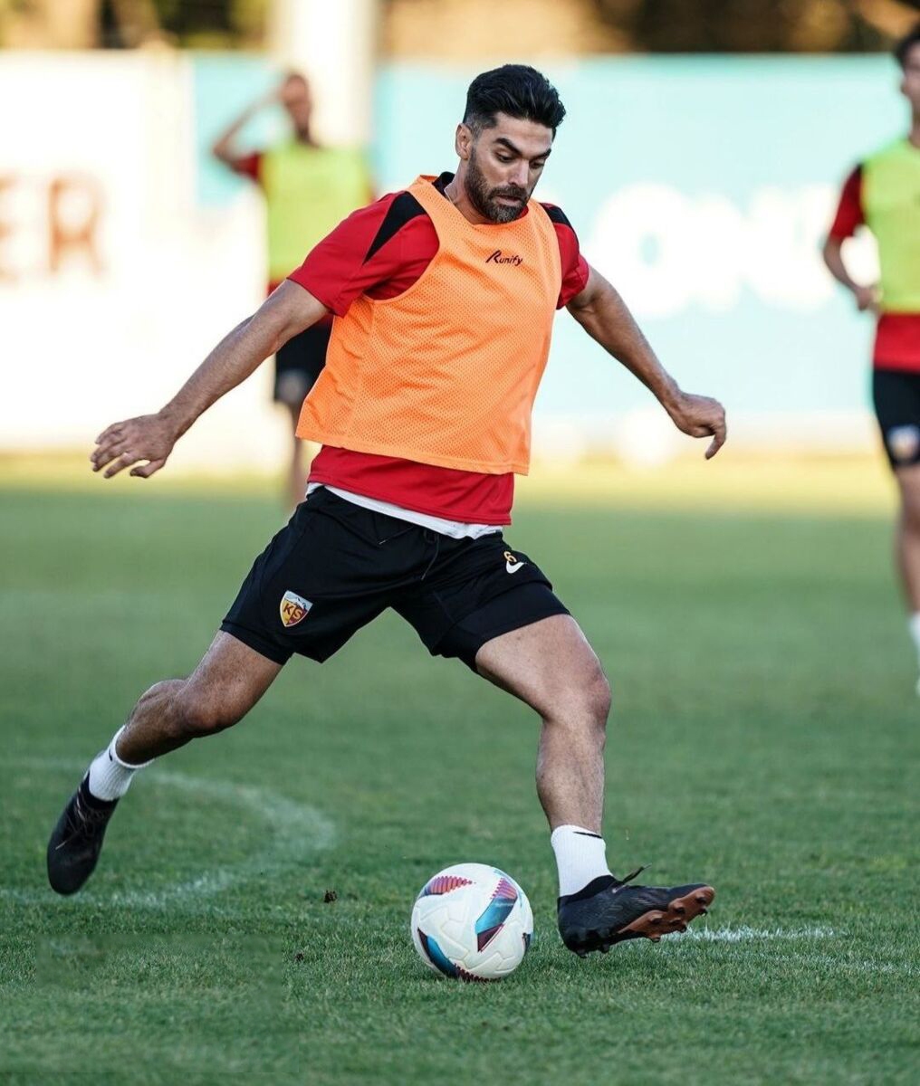 حضور علی کریمی در تمرینات کایسری اسپور + عکس حضور علی کریمی در تمرینات کایسری اسپور + عکس