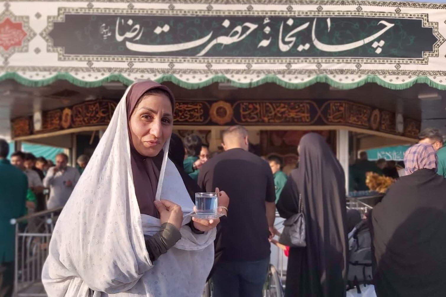 رفاقت در چایخانه حضرت رفاقت در چایخانه حضرت