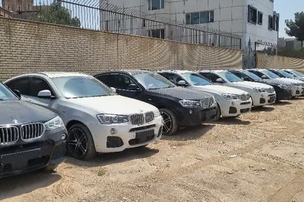 ۱۴ خودروی لاکچری از پارکینگ خانهای در غرب تهران کشف شد + فیلم ۱۴ خودروی لاکچری از پارکینگ خانهای در غرب تهران کشف شد + فیلم