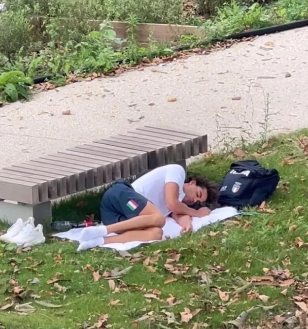 حرکت جالب توماس چکان | قهرمان المپیک در پارک خوابید + عکس حرکت جالب توماس چکان | قهرمان المپیک در پارک خوابید + عکس