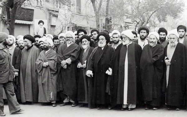 فقیهی در صف اول گره گشایی از کار مردم