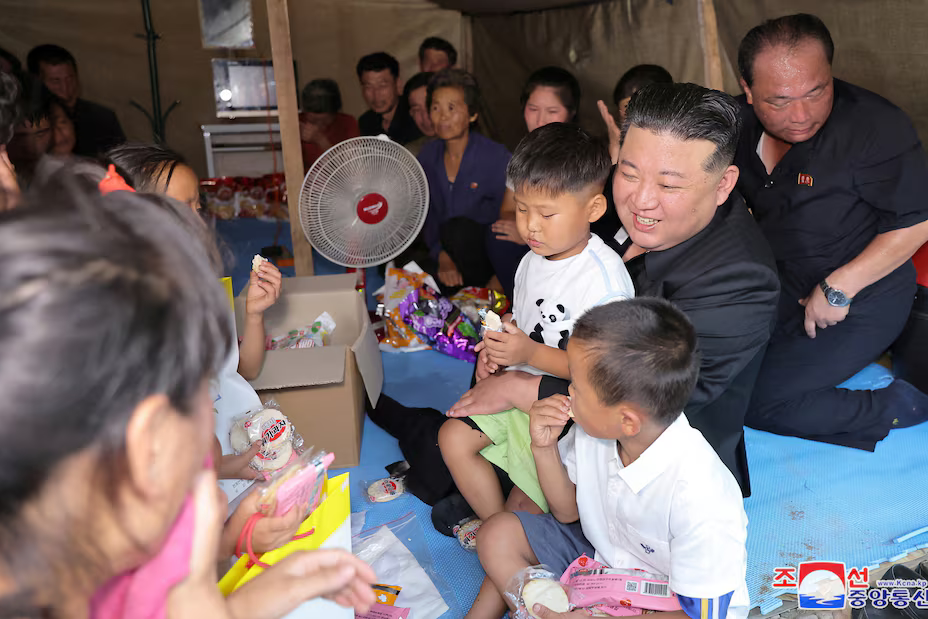 کیم جونگ اون از مناطق سیلزده کرهشمالی بازدید کرد کیم جونگ اون از مناطق سیلزده کرهشمالی بازدید کرد