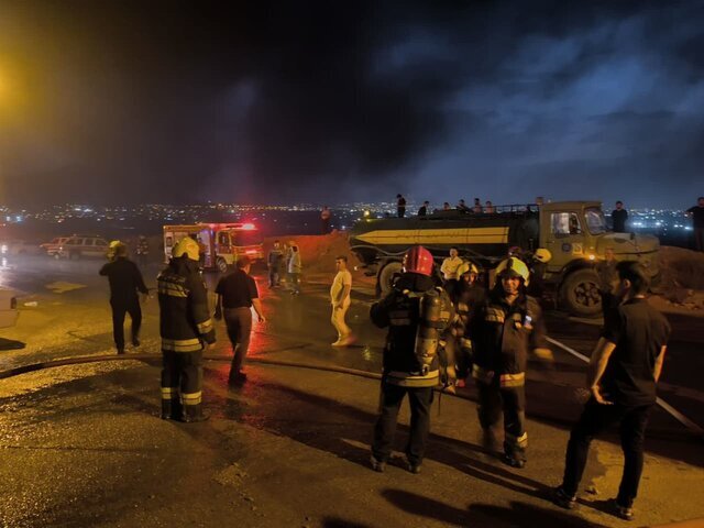 تلاش ۲۵ درصد آتش نشانان اصفهان برای مهار آتشسوزی گسترده در شهرک صنعتی جی تلاش ۲۵ درصد آتش نشانان اصفهان برای مهار آتشسوزی گسترده در شهرک صنعتی جی