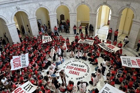 ۲۰۰ حامی فلسطین در پی ورود به ساختمان کنگره آمریکا دستگیر شدند ۲۰۰ حامی فلسطین در پی ورود به ساختمان کنگره آمریکا دستگیر شدند