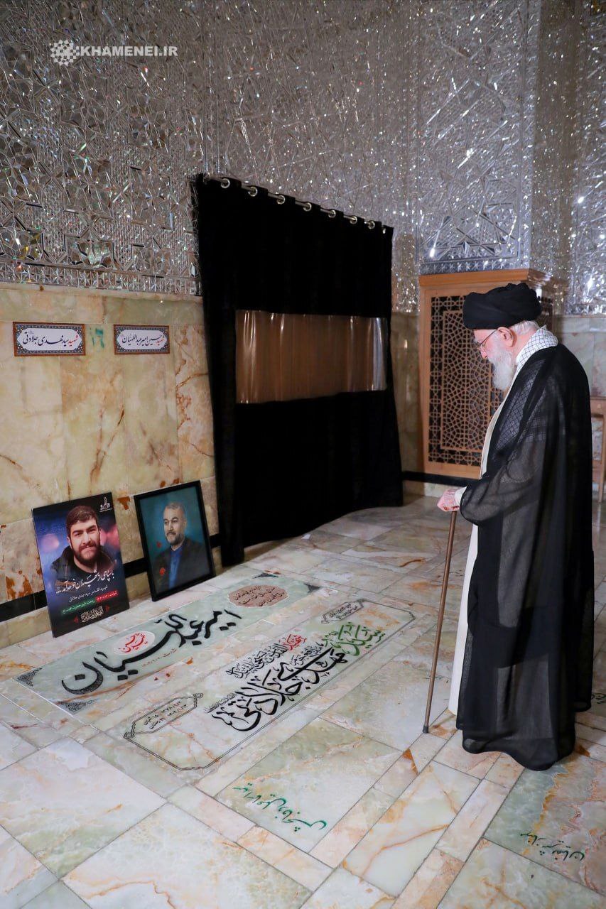 حضور رهبر معظم انقلاب بر مزار شهیدان حادثه پرواز اردیبهشت و مدافع حرم + تصاویر حضور رهبر معظم انقلاب بر مزار شهیدان حادثه پرواز اردیبهشت و مدافع حرم + تصاویر