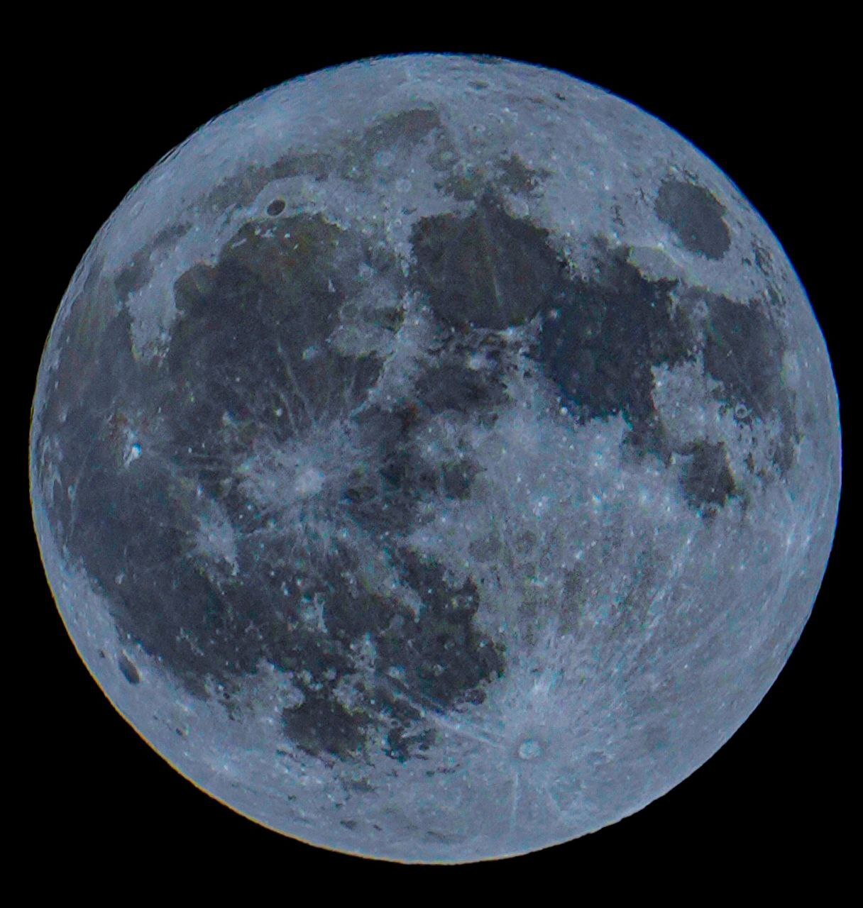 تصاویری از ابر ماه آبی زیبا در دل آسمان شب