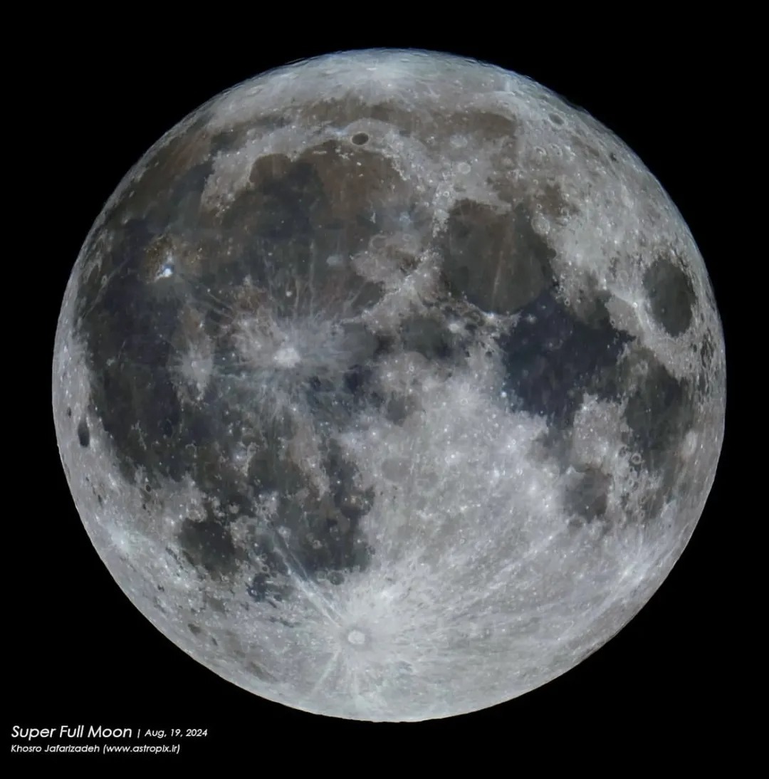 تصاویری از ابر ماه آبی زیبا در دل آسمان شب
