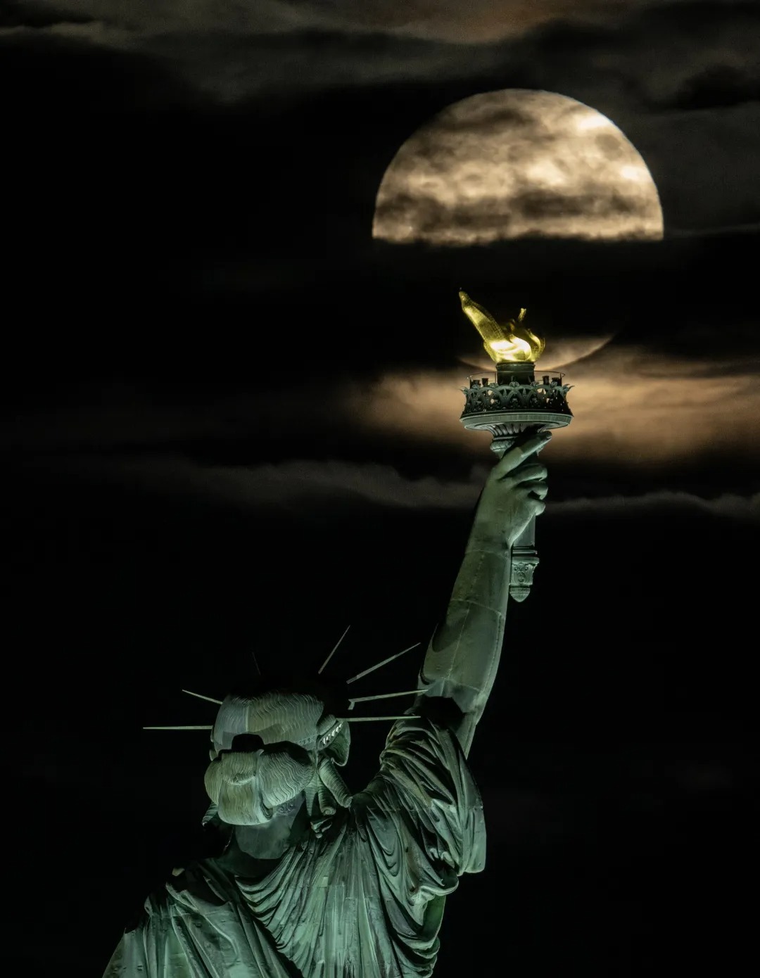 تصاویری از ابر ماه آبی زیبا در دل آسمان شب