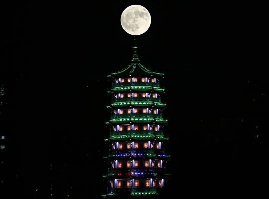 تصاویری از ابر ماه آبی زیبا در دل آسمان شب