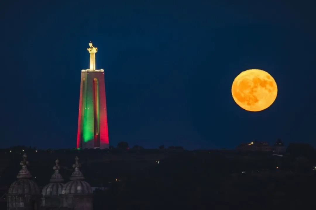 تصاویری از ابر ماه آبی زیبا در دل آسمان شب
