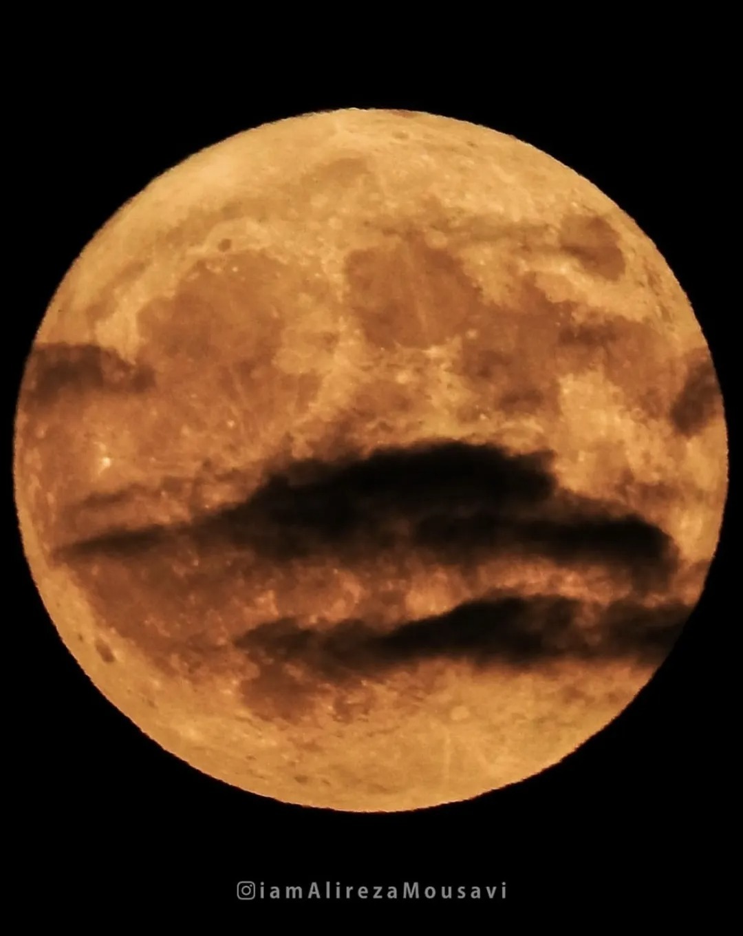 تصاویری از ابر ماه آبی زیبا در دل آسمان شب