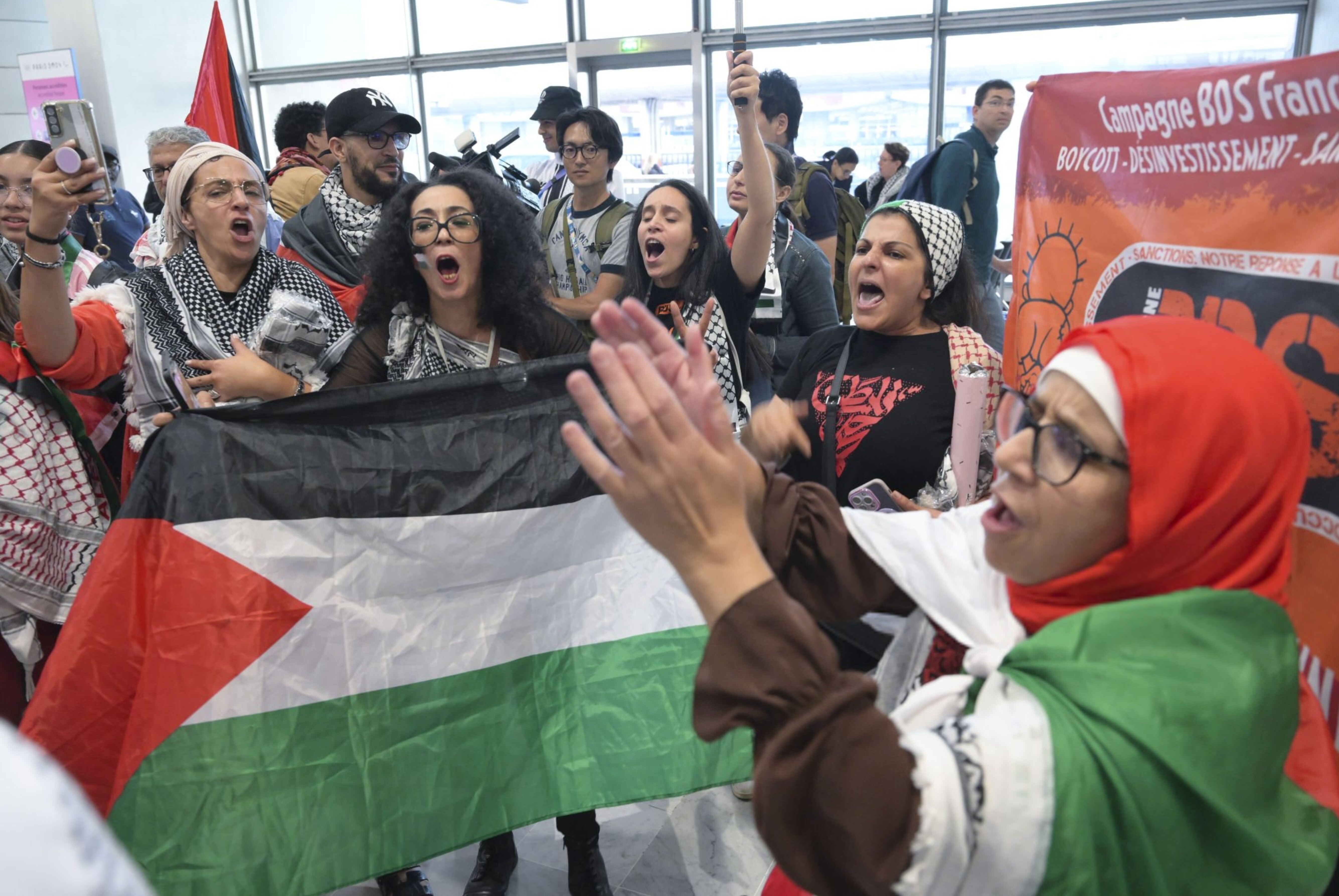 استقبال ویژه فرانسویها از کاروان المپیکیهای فلسطین + عکس استقبال ویژه فرانسویها از کاروان المپیکیهای فلسطین + عکس