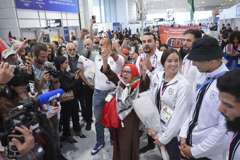 استقبال ویژه فرانسویها از کاروان المپیکیهای فلسطین + عکس استقبال ویژه فرانسویها از کاروان المپیکیهای فلسطین + عکس