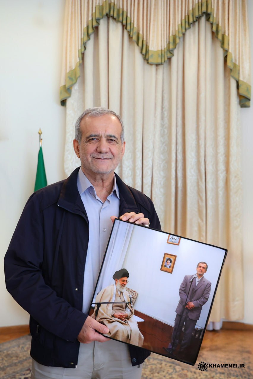 هدیه دفتر حفظ و نشر آثار رهبر معظم انقلاب به رئیس جمهور منتخب هدیه دفتر حفظ و نشر آثار رهبر معظم انقلاب به رئیس جمهور منتخب