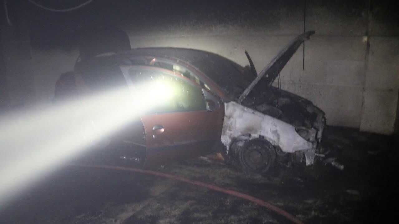 آتش سوزی پژو ۲۰۶ داخل پارکینگ در مشهد آتش سوزی پژو ۲۰۶ داخل پارکینگ در مشهد