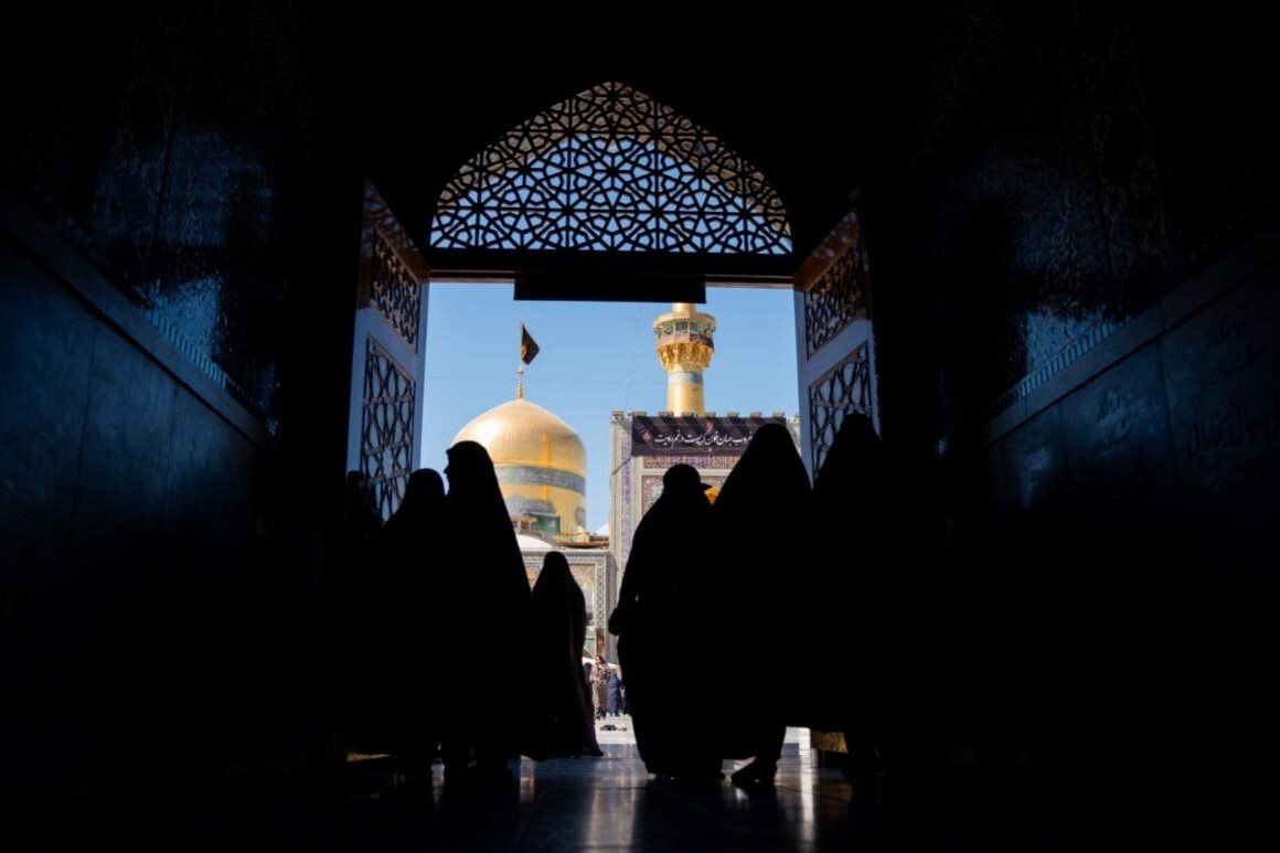 تعویض کتیبه ایوان طلا حرم امام رضا (ع) همزمان با فرارسیدن ایام اربعین حسینی + تصاویر