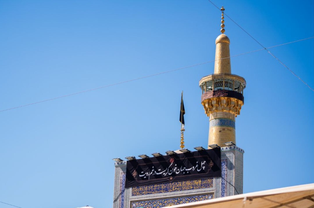 تعویض کتیبه ایوان طلا همزمان با فرارسیدن ایام اربعین حسینی + تصاویر