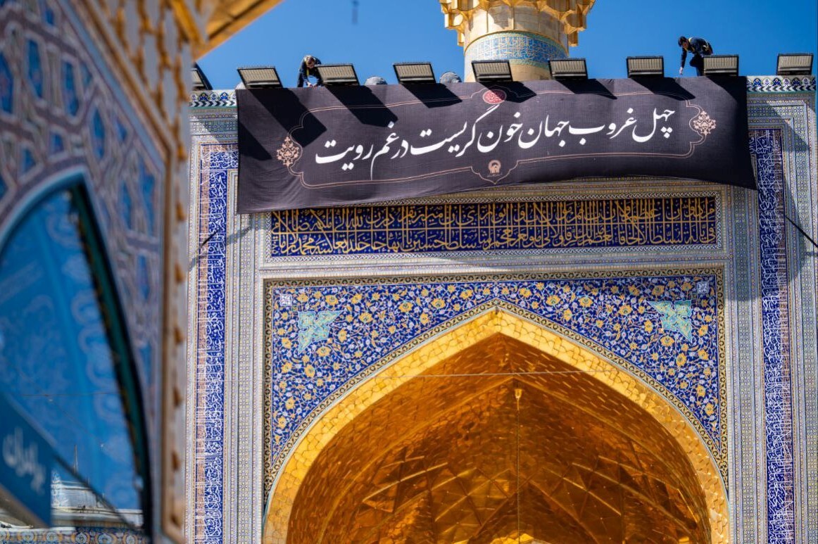 تعویض کتیبه ایوان طلا همزمان با فرارسیدن ایام اربعین حسینی + تصاویر